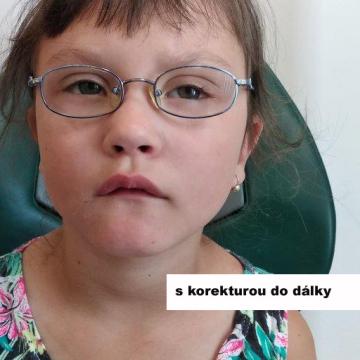 Dětská pacientka s brýlovou korekcí do dálky