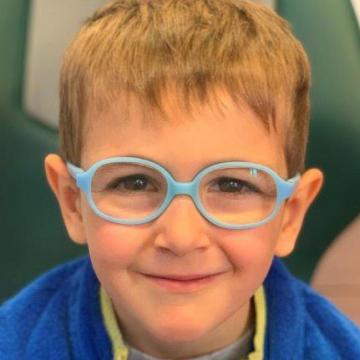 Dětský pacient s brýlovou korekcí
