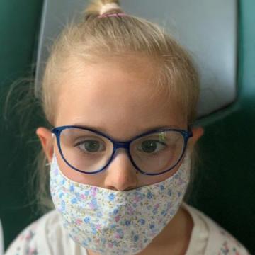 Dětská pacientka s brýlovou korekcí