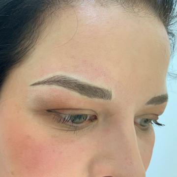 Pacientka po úpravě obočí japonskou metodou microblading