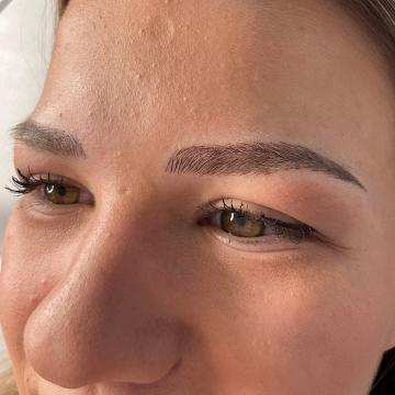 Pacientka po úpravě obočí japonskou metodou microblading