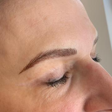 Pacientka po úpravě obočí japonskou metodou microblading