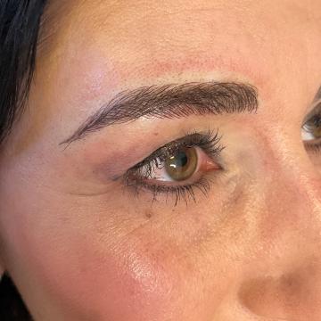 Pacientka po úpravě obočí japonskou metodou microblading