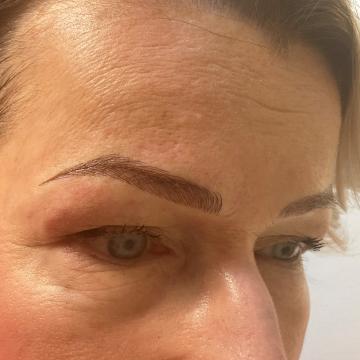 Pacientka po úpravě obočí japonskou metodou microblading