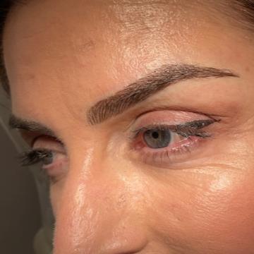 Pacientka po úpravě obočí japonskou metodou microblading