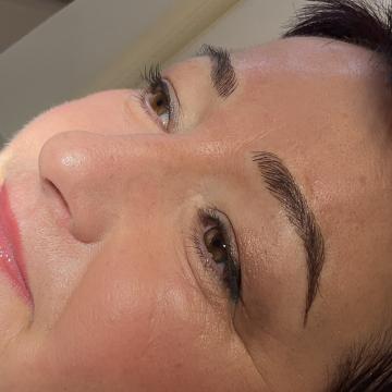 Pacientka po úpravě obočí japonskou metodou microblading