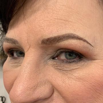 Pacientka po úpravě obočí japonskou metodou microblading