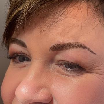 Pacientka po úpravě obočí japonskou metodou microblading