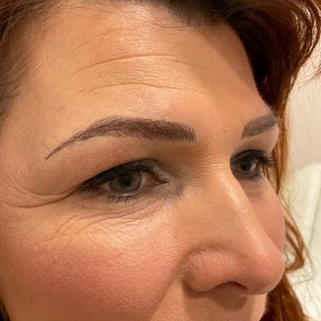 Pacientka po úpravě obočí japonskou metodou microblading