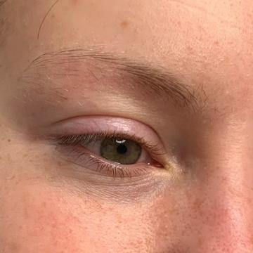 Detail obočí před úpravou metodou microblading