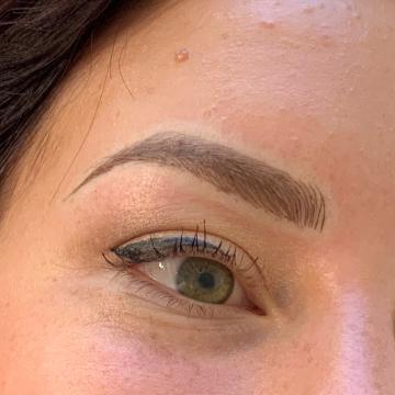 Detail obočí po úpravě metodou microblading