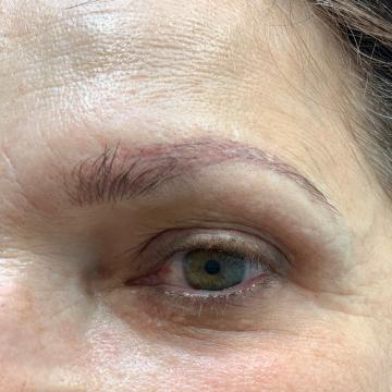 Detail obočí před úpravou metodou microblading