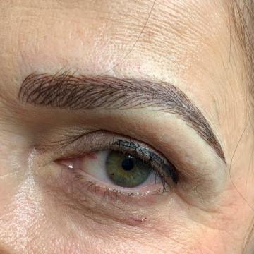 Detail obočí po úpravě metodou microblading