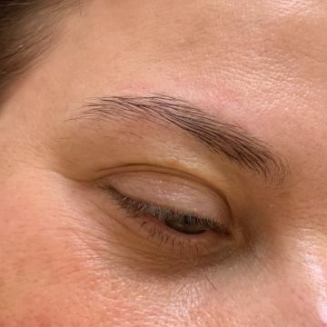 Detail obočí před úpravou metodou microblading