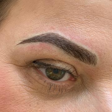 Detail obočí po úpravě metodou microblading