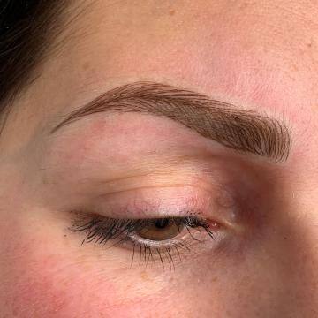 Detail obočí po úpravě metodou microblading