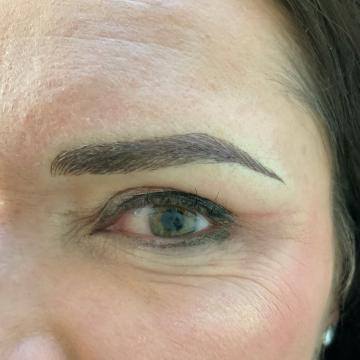 Pacientka po operaci převislých horních očních víček a po úpravě obočí japonskou metodou microblading