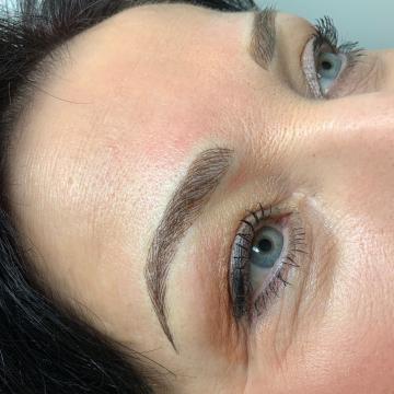 Pacientka po úpravě obočí japonskou metodou microblading