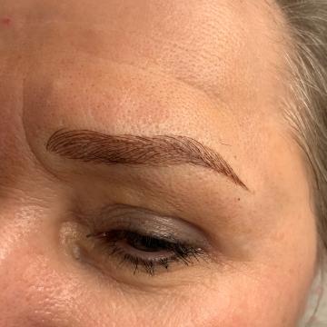 Pacientka po úpravě obočí japonskou metodou microblading