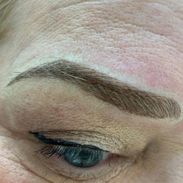 Pacientka po úpravě obočí japonskou metodou microblading