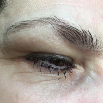 Detail obočí před úpravou metodou microblading