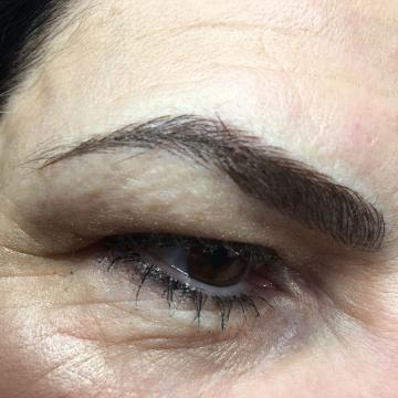 Detail obočí po úpravě metodou microblading