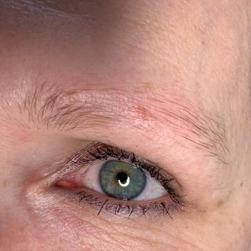 Detail obočí před úpravou metodou microblading