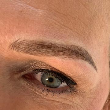 Detail obočí po úpravě metodou microblading