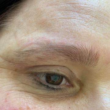 Detail obočí před úpravou metodou microblading