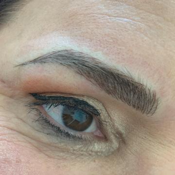 Detail obočí po úpravě metodou microblading