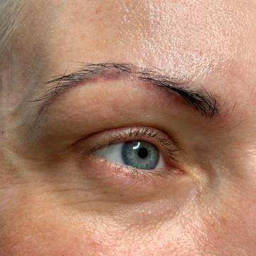 Detail obočí před úpravou metodou microblading