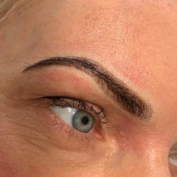 Detail obočí po úpravě metodou microblading