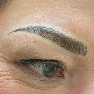 Detail obočí po úpravě metodou microblading