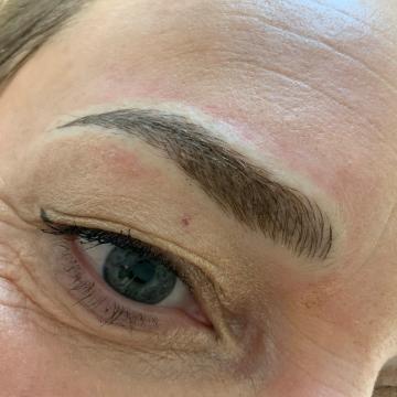 Detail obočí po úpravě metodou microblading