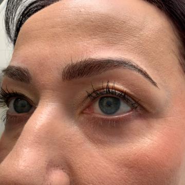 Detail obočí po úpravě metodou microblading