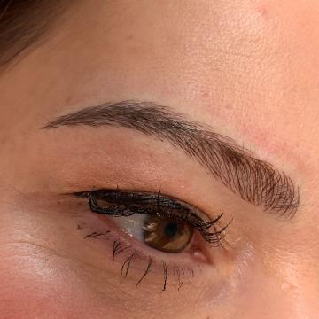 Detail obočí po úpravě japonskou metodou microblading