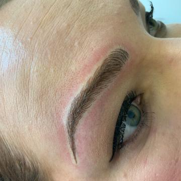 Pacientka po úpravě obočí japonskou metodou microblading