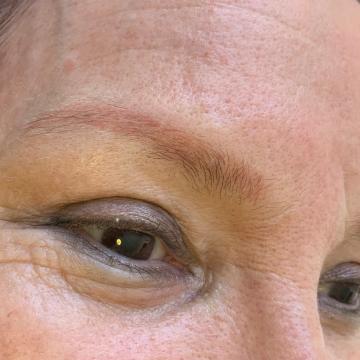 Detail obočí před úpravou metodou microblading