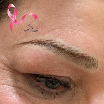 Detail obočí po úpravě metodou microblading u pacientky po léčbě rakoviny chemoterapií