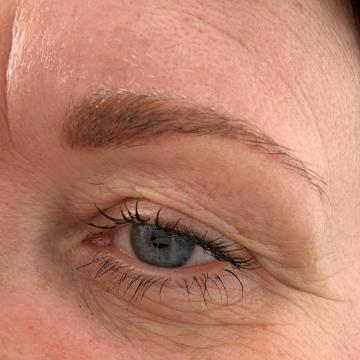 Detail obočí před úpravou metodou microblading