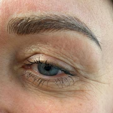 Detail obočí po úpravě metodou microblading