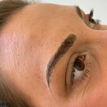 Pacientka po úpravě obočí japonskou metodou microblading