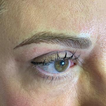 Pacientka po úpravě obočí japonskou metodou microblading