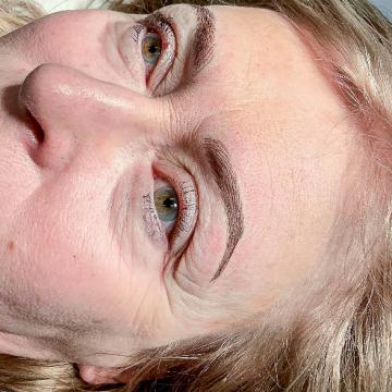 Pacientka po úpravě obočí v Centru Oční a estetické medicíny Ottlens