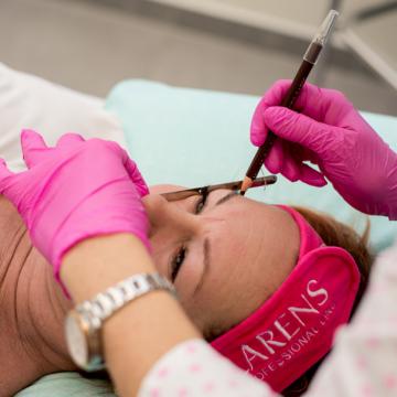 Příprava pacientky na zákrok úpravy obočí japonskou metodou Microblading