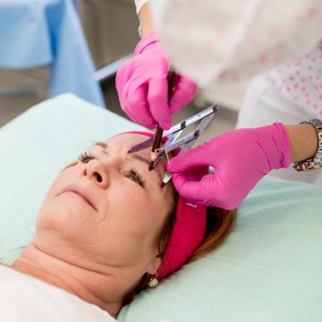 Mgr. Klára Hošková a pacientka při úpravě obočí japonskou metodou Microblading