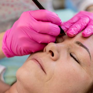 Mgr. Klára Hošková a pacientka při úpravě obočí japonskou metodou Microblading