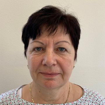 Pacientka před operací převislých horních očních víček a před úpravou obočí microbladingem