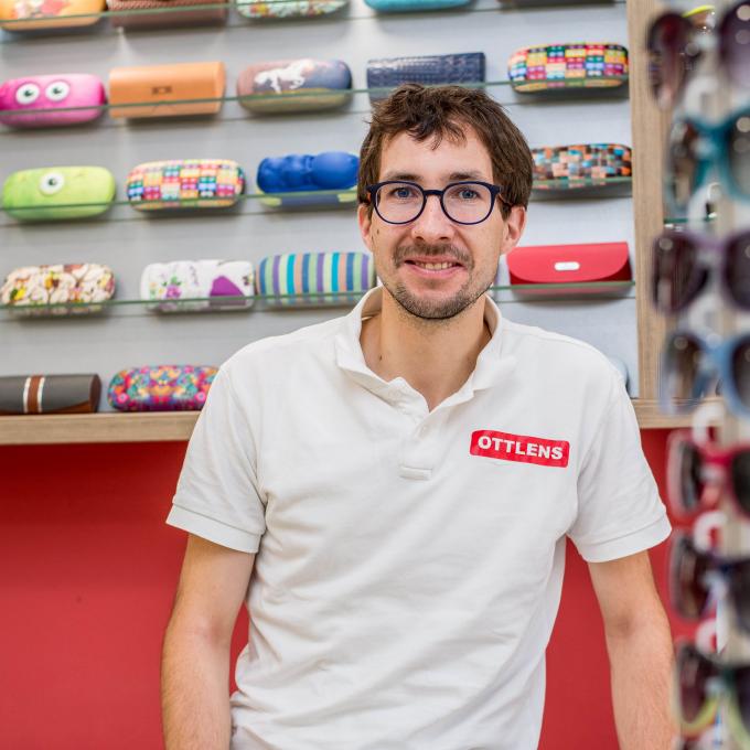 František Hudaň - optometrista Centra oční a estetické medicíny Ottlens ve vyšetřovně optometrie