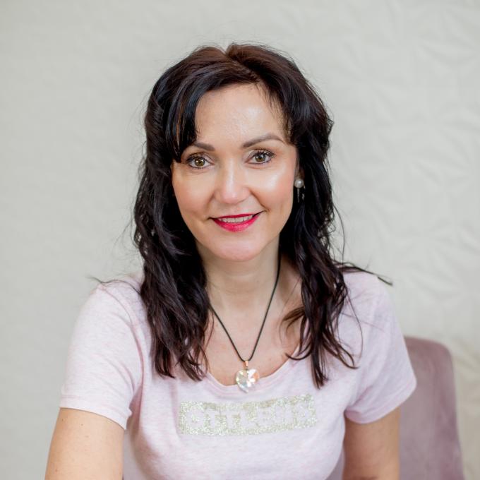 Ivana Nimmerrichterová - vrchní sestra Centra oční a estetické medicíny Ottlens při práci v sesterně